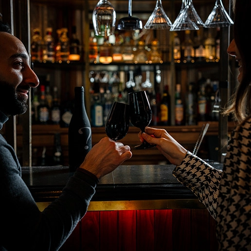 Pareja celebrando un aniversario de boda en el restaurante Dans le Noir ?