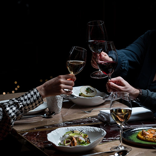 Momento de convivencia entre varias personas en el restaurante Dans le Noir ?