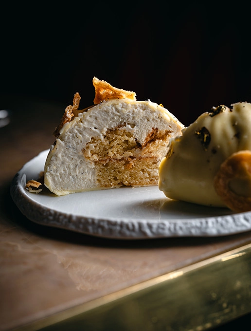 Postre partido en dos, revelando su textura deliciosa, servido en el restaurante Dans le Noir ?