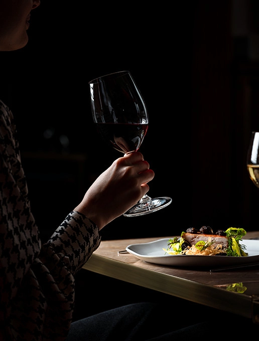 Degustación de un maridaje de comida y vino durante una cena especial del Día de la Madre en el restaurante Dans le Noir ?