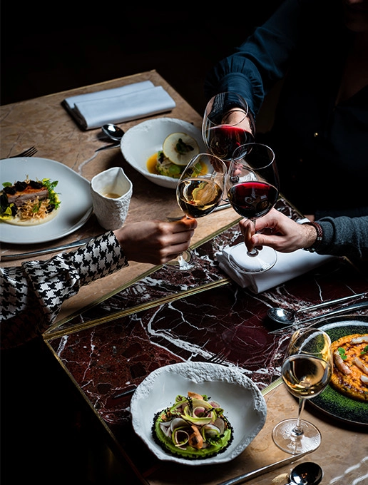 Un grupo de comensales celebrando una despedida con una cena gastronómica en el restaurante Dans le Noir ?