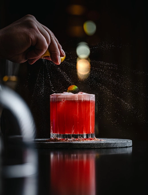 Cóctel rosa servido durante una noche de San Valentín en el restaurante Dans le Noir ?.