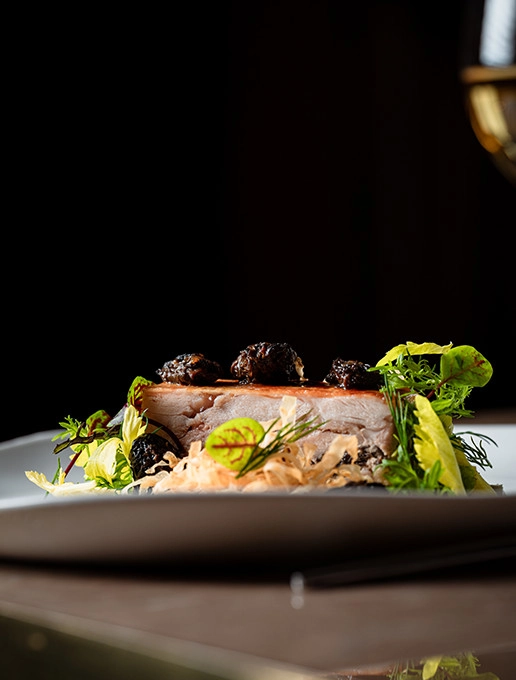 Un plato refinado servido para una despedida de soltero en el restaurante Dans le Noir ?