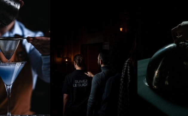 Barman filtrant un cocktail bleu dans un verre à martini, clients guidés dans un restaurant sombre et cloche en métal révélant un plat gastronomique.
