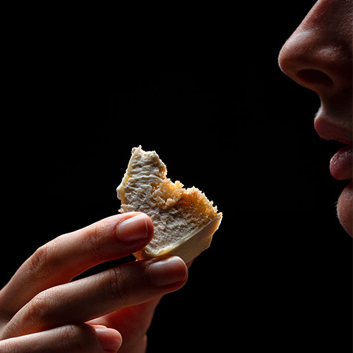 Femme dégustant une bouchée au restaurant Dans le Noir ?