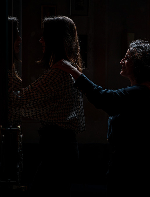 Jeunes femmes en fil indienne célébrant un enterrement de vie de jeune fille au restaurant Dans le Noir ?