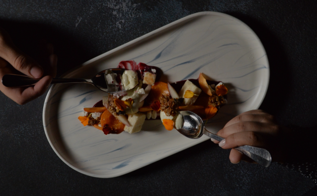Deux personnes partagent un plat  lors d'un dîner, créant un moment de complicité à table.