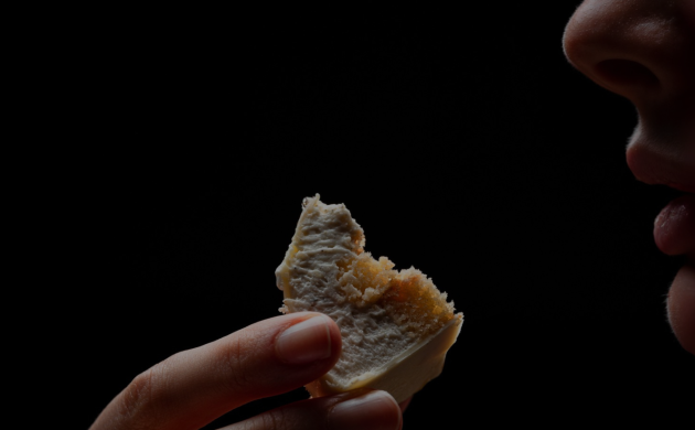 Personne dégustant un morceau de dessert dans l’obscurité au restaurant Dans le Noir ? à Bordeaux